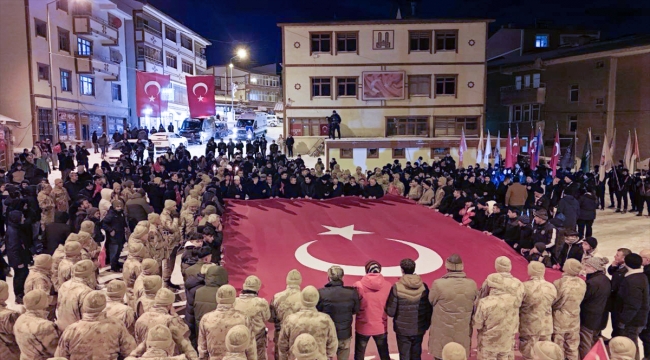 Erzurum'da Sarıkamış şehitleri anısına fener alayı düzenlendi