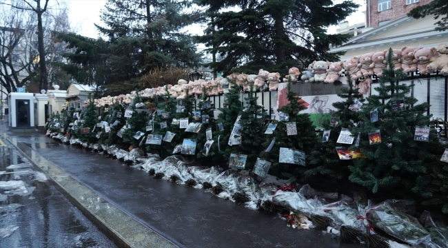 Filistin'in Moskova Büyükelçiliği önüne İsrail'i kınamak için Noel ağaçları konuldu