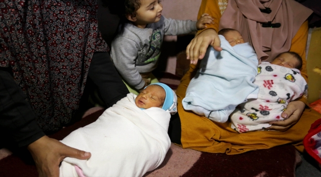 Gazze'de İsrail saldırılarından kaçarak bir okula sığınan kadın dördüz annesi oldu