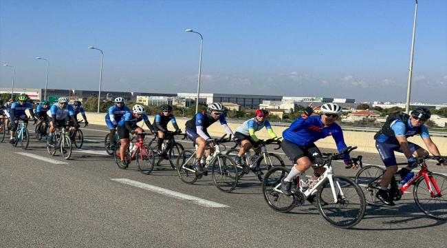Gazze'ye saldırılar sürerken sınırın İsrail tarafında insanlar bisiklet turnuvasına hazırlanıyor