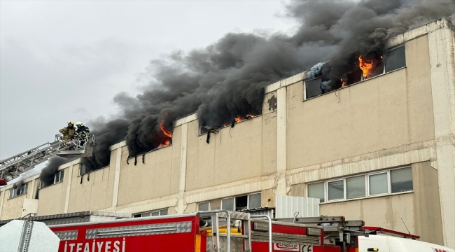 Bursa'da tekstil fabrikasında çıkan yangına müdahale ediliyor