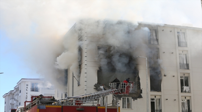 Kars'ta bir binada meydana gelen patlamada 3 kişi yaralandı