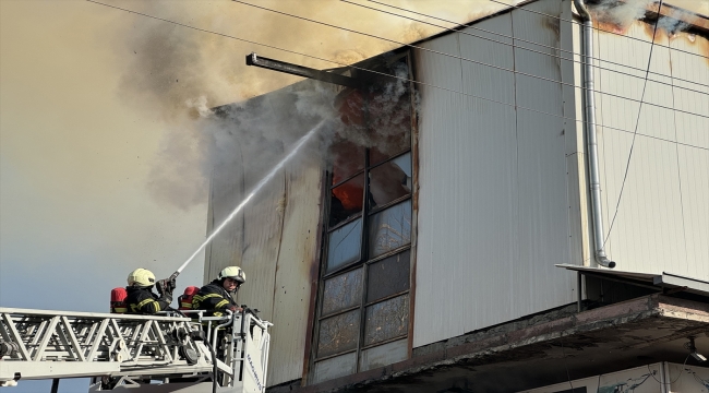 Kayseri'de sanayi sitesindeki bir iş yerinde çıkan yangın kontrol altına alındı