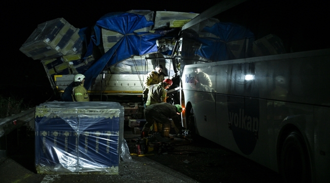 Kuzey Marmara Otoyolu'nda yolcu otobüsü ile tır çarpıştı