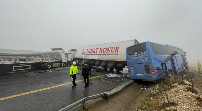 Şanlıurfa'da otobüs ve 2 tırın karıştığı kazada, 1 kişi öldü, 15 kişi yaralandı