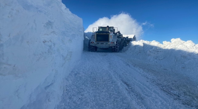 Hakkari'de ekipler üs bölgelerinin kardan kapanan yollarını açmaya çalışıyor
