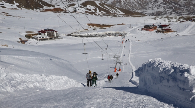 Hakkari'deki kayak merkezinde yılbaşı hareketliliği