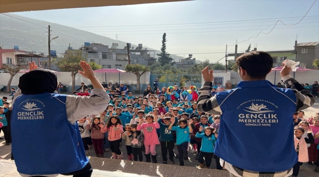 Hatay'da gönüllü gençlerden depremzede çocuklara moral etkinliği 