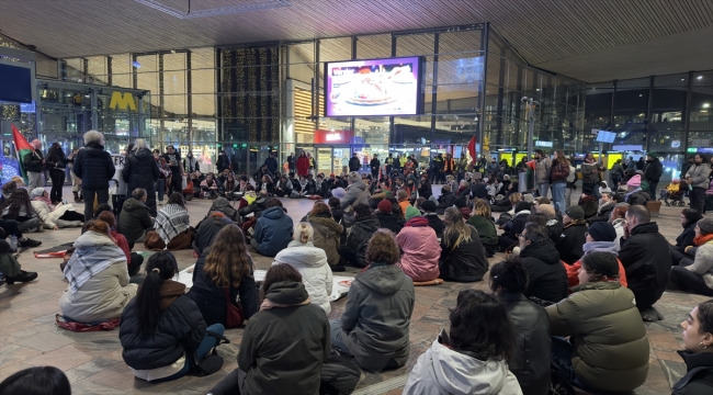 Hollanda'da tren istasyonlarında Filistin'e destek için oturma eylemleri yapıldı