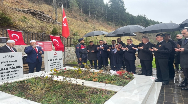 İçişleri Bakan Yardımcısı Bülent Turan, şehit Eren Bülbül'ün kabrini ziyaret etti