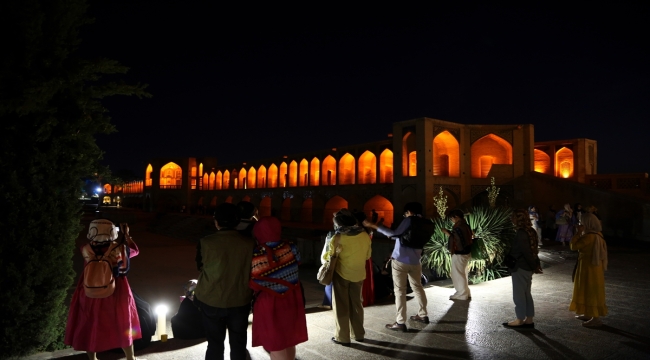 İsfahan'daki tarihi köprü akmayan nehre rağmen ziyaretçilerini ağırlamaya devam ediyor