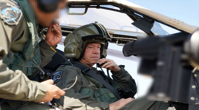 İsrail Savunma Bakanı, Gazze'ye bombardımanı helikopterden izledi