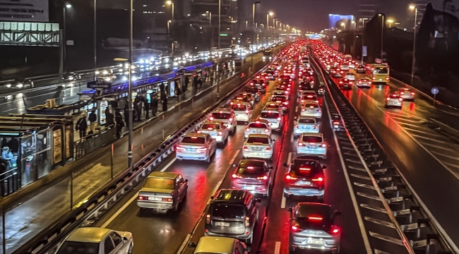 İstanbul'da akşam trafik yoğunluğu yüzde 80'e çıktı