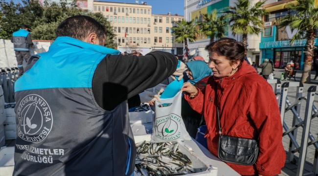 İstanbul'da kayıt dışı avlandığı için el konulan 3 ton balık vatandaşlara dağıtıldı