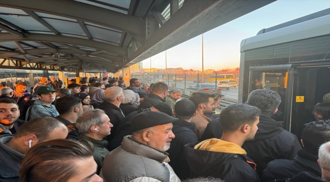 İstanbul'da tekerleklerinden dumanlar çıkan metrobüsün yolcuları tahliye edildi