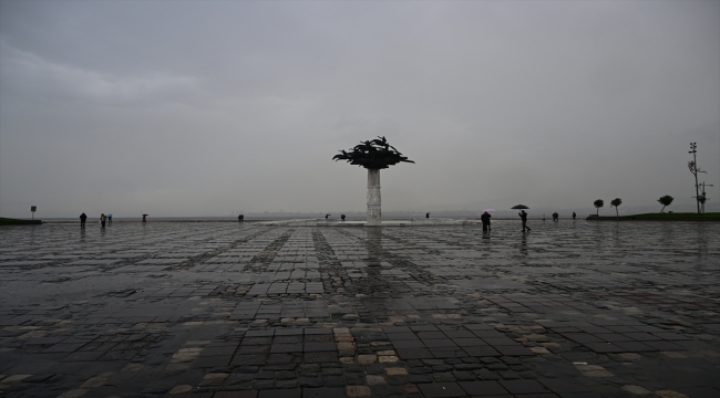 İzmir'de sağanak ve kuvvetli rüzgar hayatı olumsuz etkiliyor
