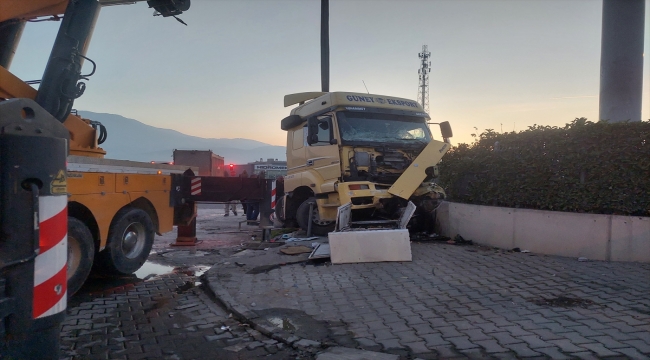 İzmir'de tır ve kamyonetin çarpıştığı kazada 1 kişi öldü
