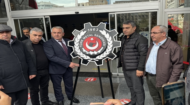 İzmir'de Türk Metal Sendikası üyeleri MESS önüne siyah çelenk bıraktı