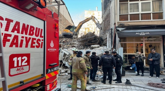 Kadıköy'de bir bina, kontrollü yıkımı yapılırken kısmen çöktü