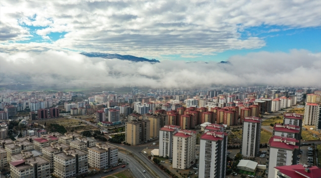 Kahramanmaraş'ın sisle bütünleşen manzarası dronla görüntülendi
