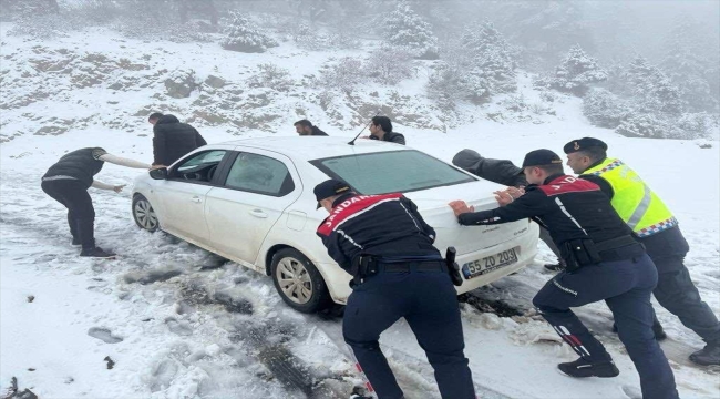 Kahramanmaraş'ta karda mahsur kalan öğretmenleri jandarma kurtardı