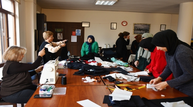 Karabük'te kursiyerler Filistinli çocuklar için 1000 eşofman takımı dikti