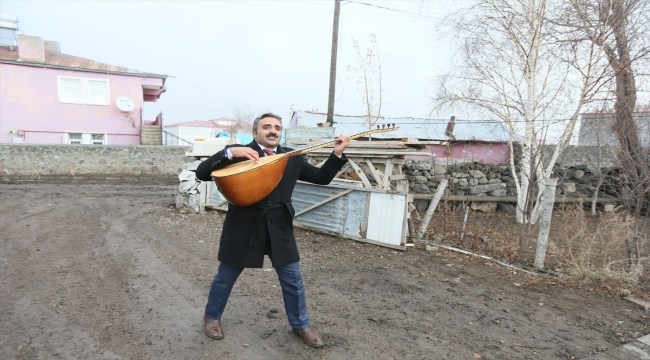 Kars'ta muhtar adayı halk ozanı ev ev gezerek sazlı sözlü oy istiyor