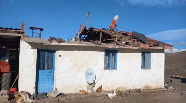 Kars'ta şiddetli rüzgar nedeniyle köylerde çatılar uçtu