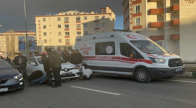 Kars'ta yaya geçidinde otomobilin çarptığı anne ile kızı yaralandı