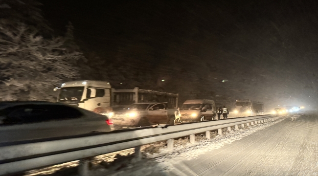 Kastamonu'da kar yağışı nedeniyle araçlar yolda kaldı