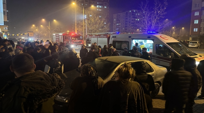 Kayseri'de apartman dairesindeki yangında 4 kişi dumandan etkilendi