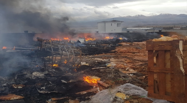 Kayseri'de demir atölyesinin bahçesinde çıkan yangın söndürüldü