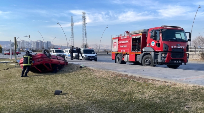 Kayseri'de devrilen otomobilin alev aldığı kazada 2 kişi yanarak yaralandı