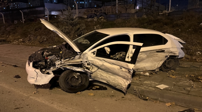 Kayseri'de iki otomobilin çarpıştığı kazada sürücüler yaralandı