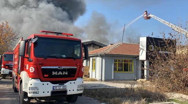 Kayseri'de mobilya fabrikasında çıkan yangına müdahale ediliyor