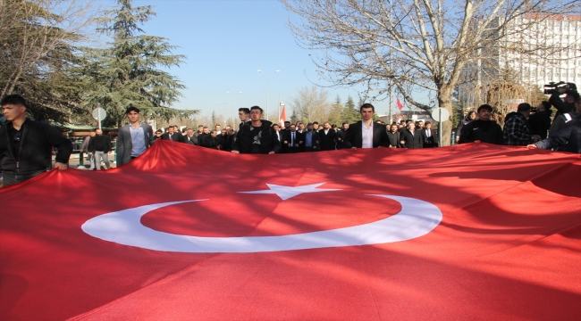 Kayseri'de öğrenciler şehitler için yürüdü