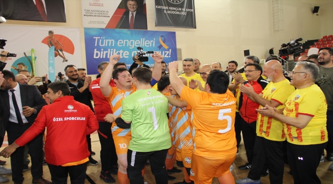 Kayseri protokolü "Down Futsal Takımı" ile özel maç yaptı