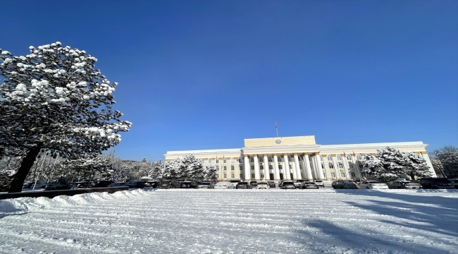Kırgızistan'da dondurucu soğuklar nedeniyle yüz yüze eğitime ara verildi