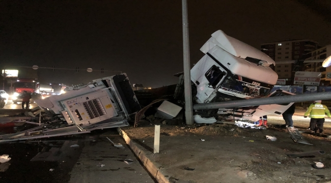 Kırıkkale'de trafik lambası direğine çarpan tırdaki 2 kişi yaralandı