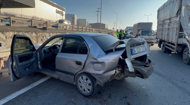 Kocaeli'de 8 aracın karıştığı zincirleme trafik kazasında 3 kişi yaralandı