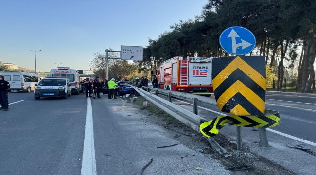 Kocaeli'de bariyere saplanan otomobildeki anne ile oğlu öldü