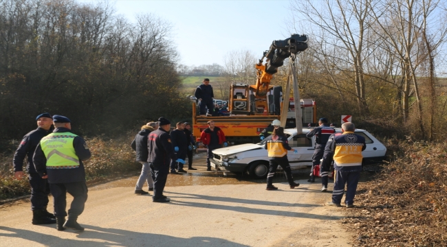 Kocaeli'de dereye devrilen otomobilin sürücüsü öldü