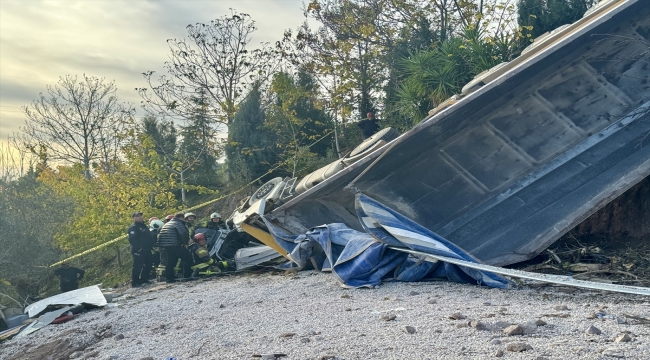 Kocaeli'de devrilen tırın altında kalan sürücü öldü, 1 kişi yaralandı