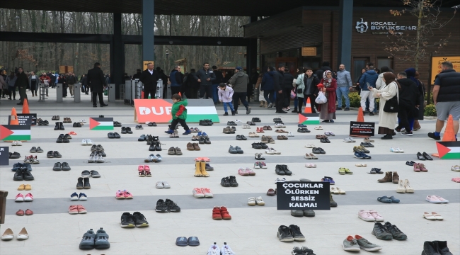 Kocaeli'de, Gazze'de öldürülen çocuklar için "sessiz ayakkabı nöbeti" tutuldu