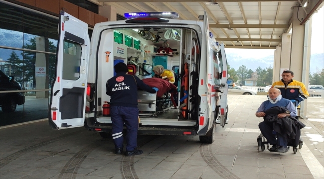 Konya'da devrilen otomobildeki 4 kişi yaralandı