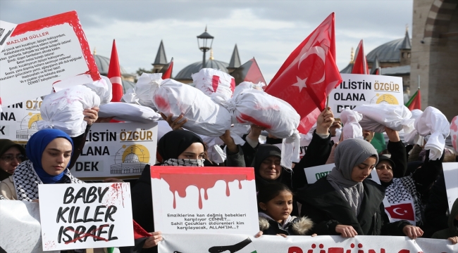 Konya'da İsrail'in Gazze saldırıları, "Kefenli Direniş" etkinliğiyle protesto edildi