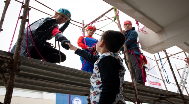 Kosova'da "süper kahramanlar" kliniğin çatısından halatla inerek çocuklara hediyeler dağıttı