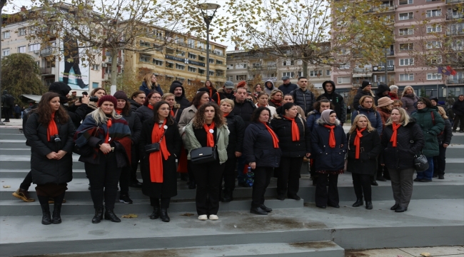 Kosova'nın başkenti Priştine'de "Kadın cinayetlerini durdurun" yürüyüşü düzenlendi