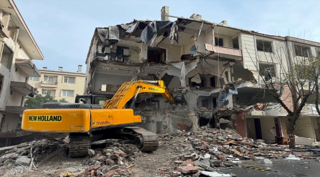 Küçükçekmece'de kentsel dönüşüm için boşaltılan 5 binanın yıkımına başlandı