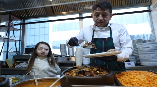 Lokantacı baba, ameliyat olacak kiloya gelmesi için kızını özenle besliyor